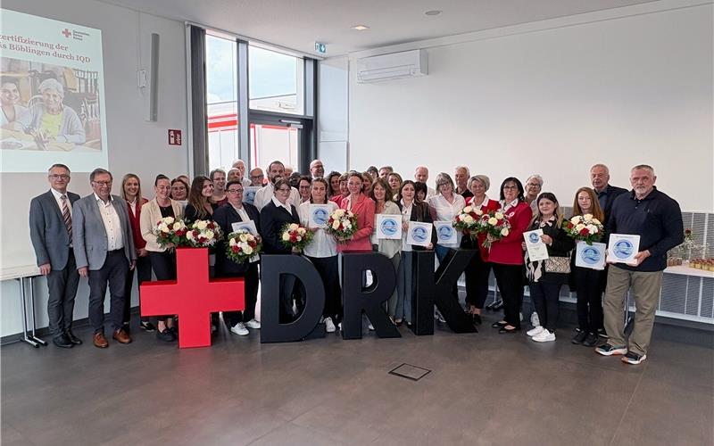 Freude über das neue und für drei Jahre geltende Qualitätssiegel für alle elf DRK-Pflegeheime. GB-Foto: gb