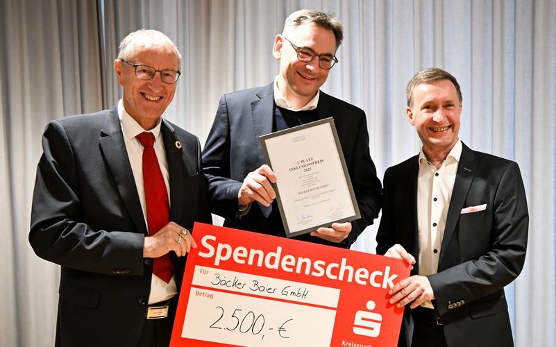 Freudige Gesichter: Jochen Baier (Mitte) mit dem Spendenscheck, überreicht von Landrat Roland Bernhard (links) und KSK-Vorstandsmitglied Markus Linha. GB-Foto: Kreissparkasse Böblingen