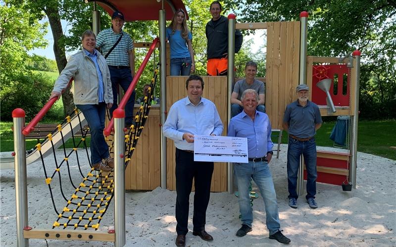 Freudige Gesichter bei der Spendenübergabe des Freibad-Fördervereins für den neuen Spielplatz. GB-Foto: Holzapfel