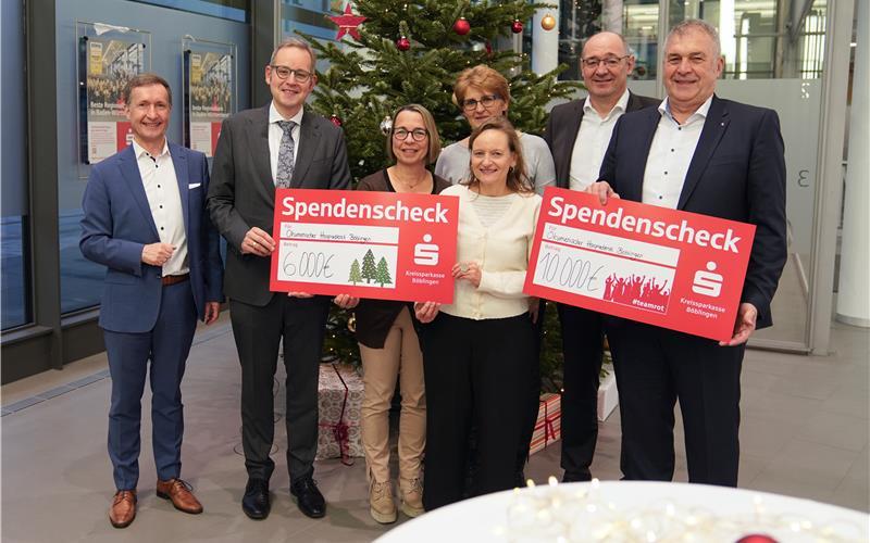 Freudige Scheckübergabe (von links): Markus Linha (Vorstand), Michael Fritz (Vorstandsvorsitzender), Claudia Frers (Kinder- und Jugendhospizdienst) mit der ehrenamtlichen Mitarbeiterin Monika Mayer und Manuela Weis (Bezirksgeschäftsführung Evangelischer Diakonieverband) sowie Oliver Braun (Vorstand) und Dietmar Brösamle (Personalratsvorsitzer).