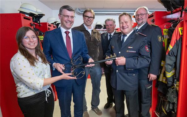 Freuen sich über den Erweiterungsbau (von links): die stellvertretende Kämmerin Helena Zegowitz, Schultes Matthias Schöck, Architekt Achim Schäfer, Markus Priesching als Vorsitzender des Kreisfeuerwehrverbands, der Hausemer Kommandant Stefan Lambert und Böblingens Kreisbrandmeister Martin Amler im Spindraum. GB-Foto: Vecsey