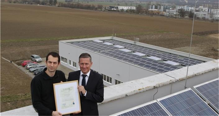 Freuen sich über die Energiesparer-Urkunde: Cetin Ekin (links) und Patrik DinserGB-Foto: Bäuerle