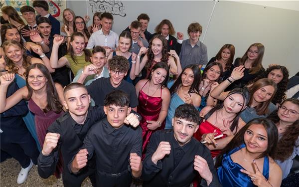 Freuen sich über ihren Abschluss: Die Schülerinnen und Schüler der LudwigUhland-Schule in Gärtringen. GB-Foto: Vecsey