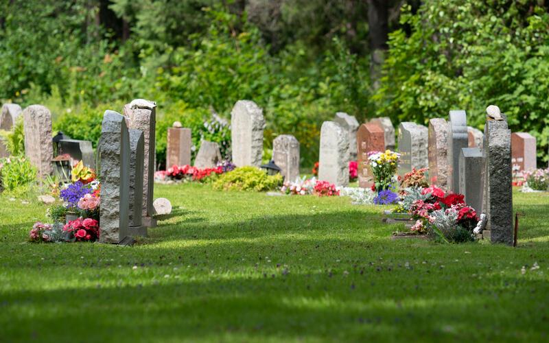 Friedliche Stimmung auf einem Friedhof: Doch viele Grabsteine wackeln.GB-Smbolfoto: Magnus/stock.adobe.com