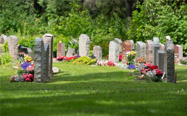 Friedliche Stimmung auf einem Friedhof: Doch viele Grabsteine wackeln.GB-Smbolfoto: Magnus/stock.adobe.com