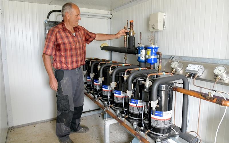 Bauern setzen wieder vermehrt auf die „Ernte vom Dach“ Friedrich Rappim Technikraumseiner Kühlanlage:„Fotovoltaik istfür uns eine pure Selbstverständlichkeit“GB-Foto: Holom