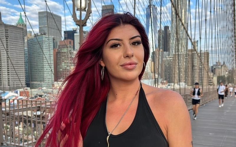 Friseurmeisterin Zarah Yaprak vor der Kulisse in New York und im Einsatz bei der Fashion Week.GB-Fotos: gb
