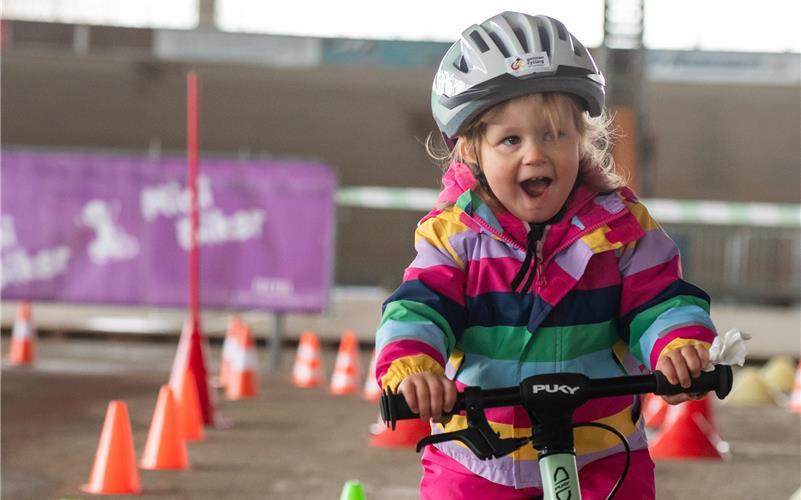 Früh übt sich: Die zweijährige Annika hat sichtlich Spaß im Parcours. GB-Foto: Vecsey