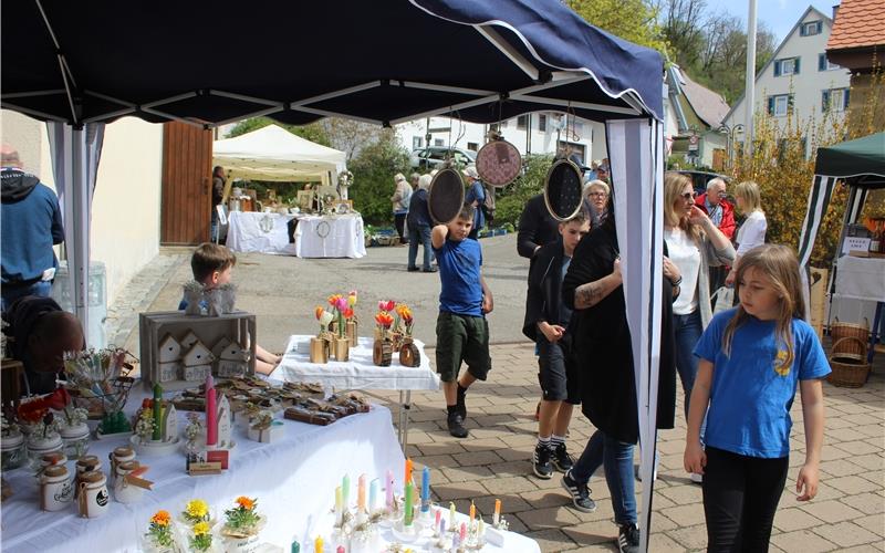 Frühlingsmarkt mit Sonnenschein