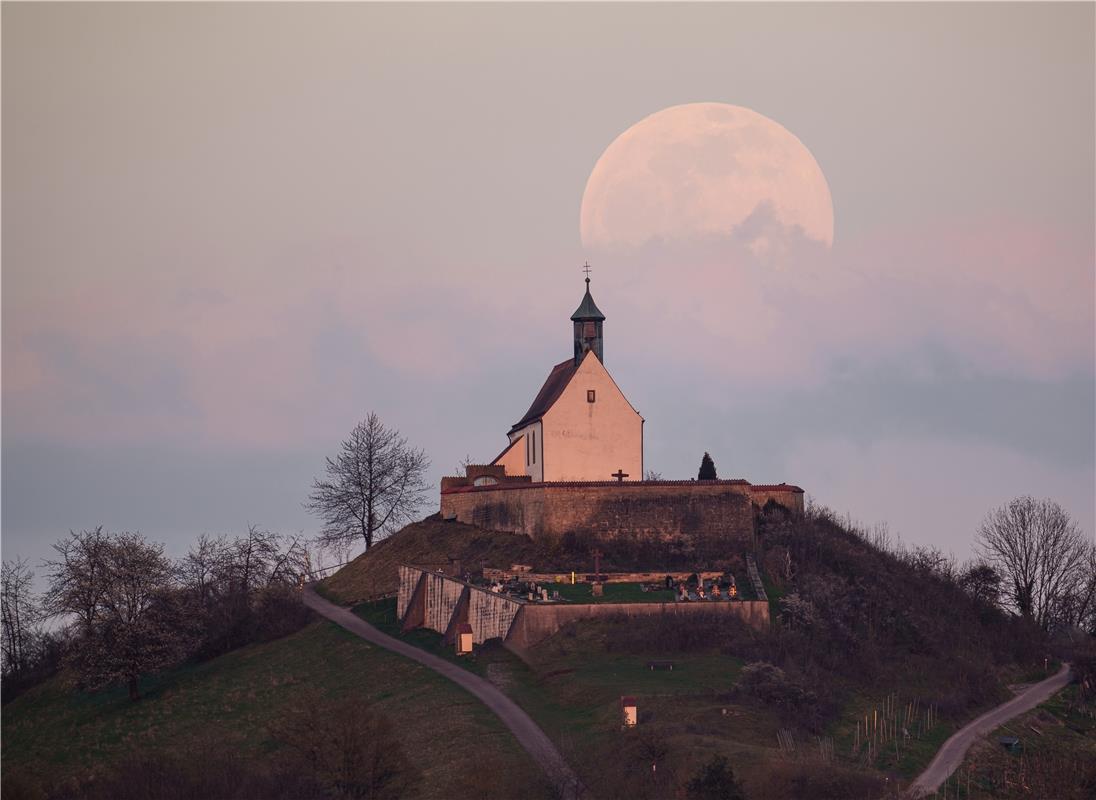 Frühlingsvollmond über der Wurmlinger Kapelle.  Von Monika Suhm aus Gärtringen.