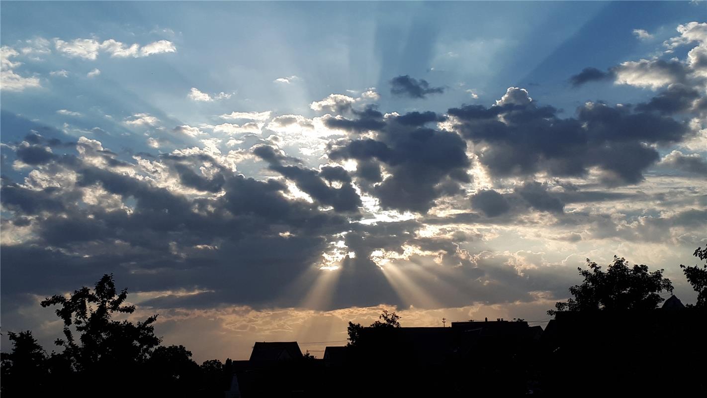 Frühsonne auf dem Weg zum Bäcker... Erika Litauer war in Bondorf unterwegs. 