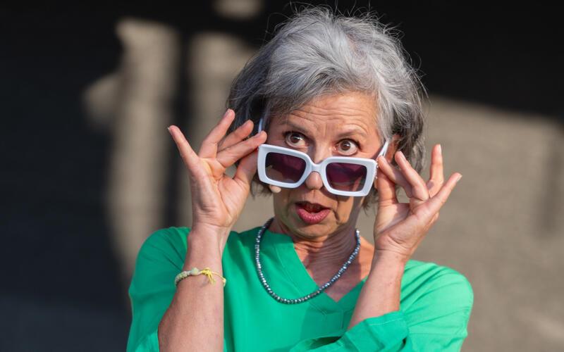 Frustrierte alleinerziehende Mutter ohne Kind? Sigi Gall vom „Backblech“-Trio als Lizzi. GB-Foto: Vecsey