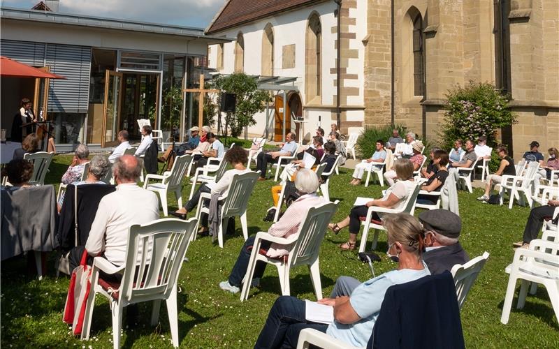 Für 100 Besucher wurde im Nufringer Kirchgarten aufgestuhlt – mehr ging wegen Corona nicht GB-Foto: Schmidt