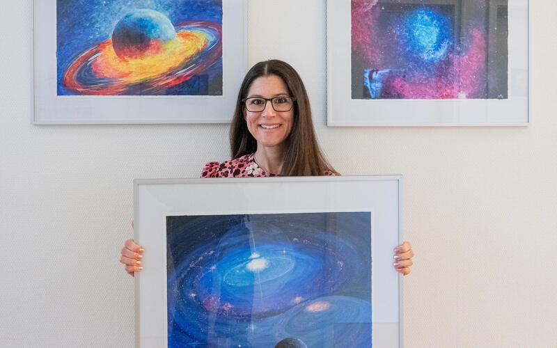 Für Nadine Ay ist das Weltall knallbunt. GB-Foto: Vecsey