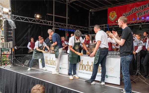 Für Nico Reith (hinten) und Davide Malvisi hieß es am Freitagabend am Marktplatz jeweils: Schlag den Bürgermeister. Allerdings nur in Sachen Fassanstich für den Auftakt zum Stadtfest. GB-Foto: Vecsey