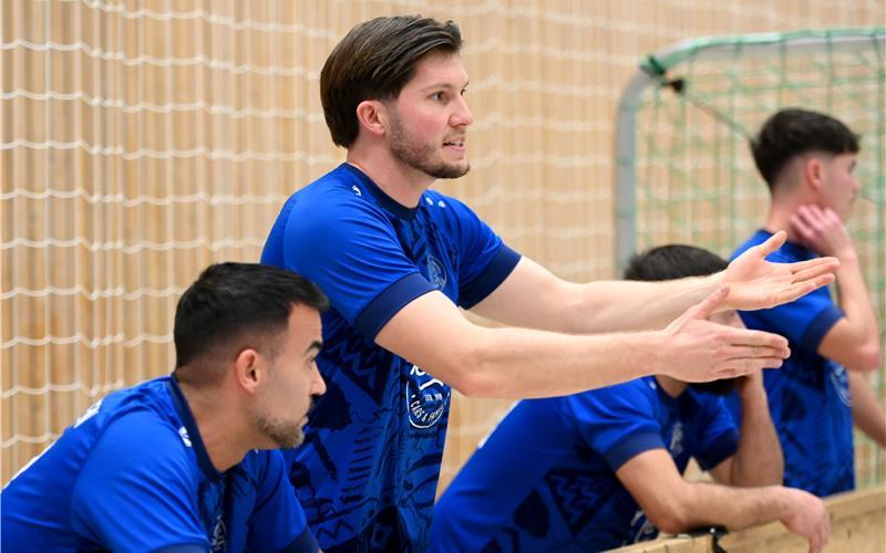 Für Spielertrainer Pascal Buyer (Mitte) und die SG Gäufelden kam beim eigenen Hallenturnier das Aus in der Vorrunde. GB-Foto: Holom