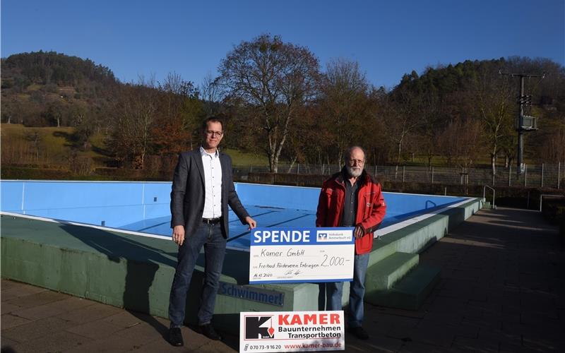 Für das Für das Entringer Freibad spendete die Kamer GmbH jetzt 2000 Euro. Geschäftsführer Gustav Kamer überreichte die Spende in Begleitung von Oliver Kamer an Andreas Schmitz vom Förderverein Freibad (links). „Als regional tätiges Bauunternehmen unterstützen wir verschiedene gemeinnützige Einrichtungen in Ammerbuch. Da das Freibad coronabedingt geschlossen bleiben musste und uns der Erhalt des Freibads am Herzen liegt, war uns klar, dass wir helfen müssen“, erklärte Gustav Kamer und ergänzt „Das Wohl aller Ammerbucher, die das Freibad gerne und regelmäßig besuchen, ist uns ein großes Anliegen. Auch viele unserer Mitarbeiter gehen nach Feierabend zum Schwimmen oder einfach zum Entspannen ins Entringer Freibad.“ Andreas Schmitz bedankte sich herzlich bei Gustav und Oliver Kamer und erklärte: „Ganz im Sinne eines Bauunternehmens leistet die Spende in Höhe von 2000 Euro einen wesentlichen Beitrag für ein stabiles, finanzielles Fundament des Vereins.“ GB-Foto: gb