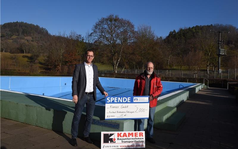 Für das Entringer Freibad spendete die Kamer GmbH jetzt 2000 Euro. Geschäftsführer Gustav Kamer überreichte die Spende in Begleitung von Oliver Kamer an Andreas Schmitz vom Förderverein Freibad (links). „Als regional tätiges Bauunternehmen unterstützen wir verschiedene gemeinnützige Einrichtungen in Ammerbuch. Da das Freibad coronabedingt geschlossen bleiben musste und uns der Erhalt des Freibads am Herzen liegt, war uns klar, dass wir helfen müssen“, erklärte Gustav Kamer und ergänzt „Das Wohl aller Ammerbucher, die das Freibad gerne und regelmäßig besuchen, ist uns ein großes Anliegen. Auch viele unserer Mitarbeiter gehen nach Feierabend zum Schwimmen oder einfach zum Entspannen ins Entringer Freibad.“ Andreas Schmitz bedankte sich herzlich bei Gustav und Oliver Kamer und erklärte: „Ganz im Sinne eines Bauunternehmens leistet die Spende in Höhe von 2000 Euro einen wesentlichen Beitrag für ein stabiles, finanzielles Fundament des Vereins.“ GB-Foto: gb