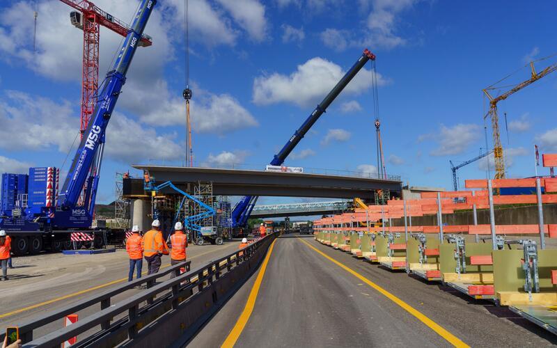 Für den Einhub der 43 Meter langen Stahlverbundträger wurde die A81 voll gesperrt. GB-Foto: SDMG/Dettenmeyer