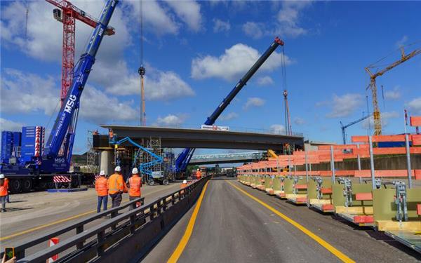 Für den Einhub der 43 Meter langen Stahlverbundträger wurde die A81 voll gesperrt. GB-Foto: SDMG/Dettenmeyer