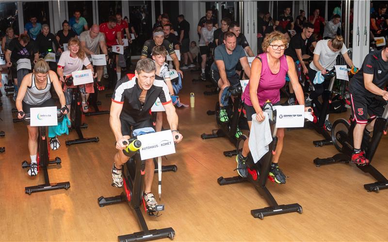 Für den guten Zweck wurde im „Gym-24“ auch in diesem Jahr wieder in die Pedale getreten. GB-Foto: Schmidt