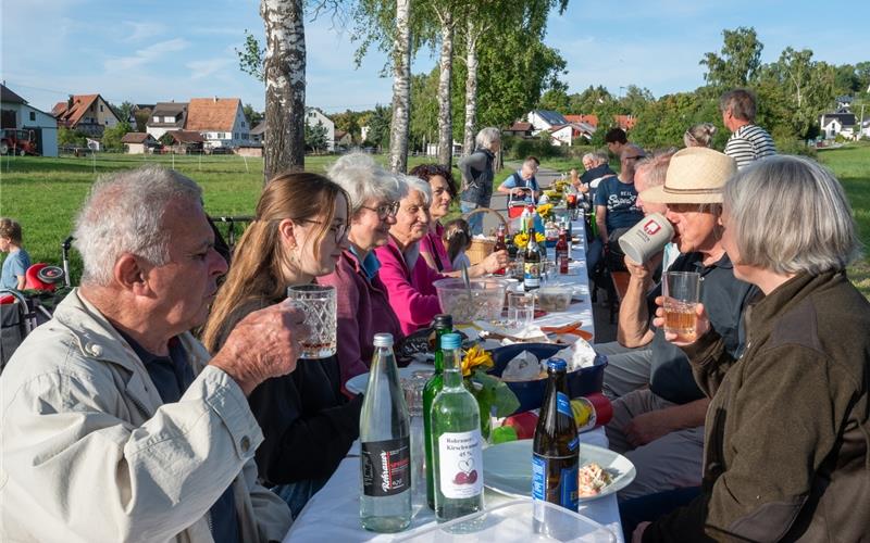 Für die lange Tafel bringt jeder eine Leckerei mit. GB-Foto: Vecsey
