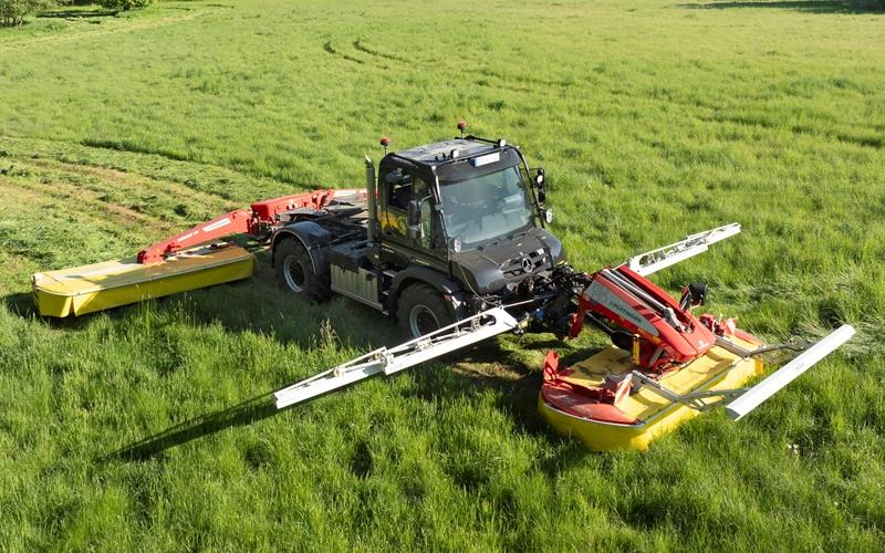 Für die moderne Landwirtschaft: Der Unimog mit Front- und Heckzapfwelle in Betrieb. GB-Foto: Daimler Truck Global Communication