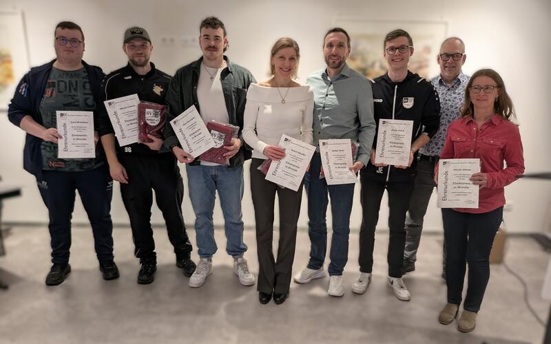 Für ehrenamtliches Engagement wurden Luca Bruckner (von links), Moritz Fritsch, Max Dunnigan, Ausra Neuffer, Stefan Duda, Jonas Eisch und Nicole Riewe von Vorstandsmitglied Michael Bullinger (Zweiter von rechts) ausgezeichnet. GB-Fotos: gb