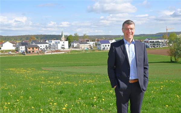 Für ein Foto schaut Matthias Schöck mal in die andere Richtung. Sonst blickt derscheidendeBürgermeistergerne vom unteren Rand des Friedhofs in Richtung Hildrizhausen. GB-Foto: Reichert