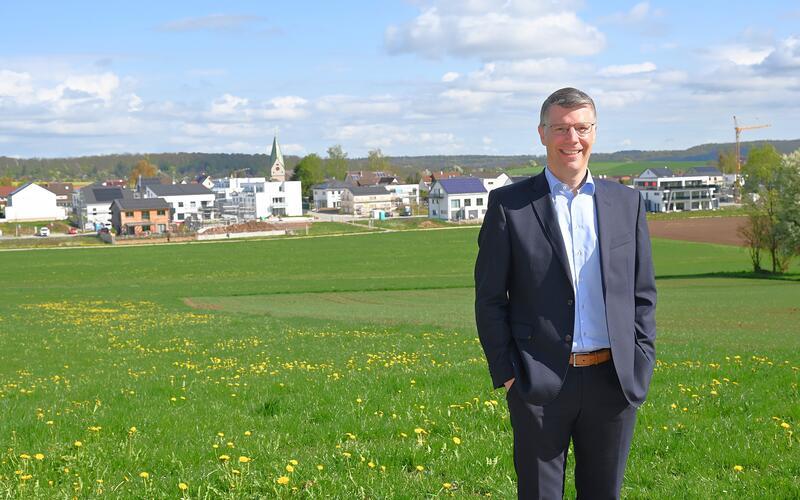 Für ein Foto schaut Matthias Schöck mal in die andere Richtung. Sonst blickt derscheidendeBürgermeistergerne vom unteren Rand des Friedhofs in Richtung Hildrizhausen. GB-Foto: Reichert