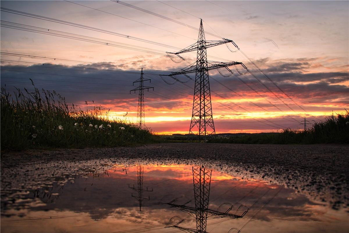 Für einen Moment zeigte sich die Sonne während des Sonnenuntergangs und zauberte...