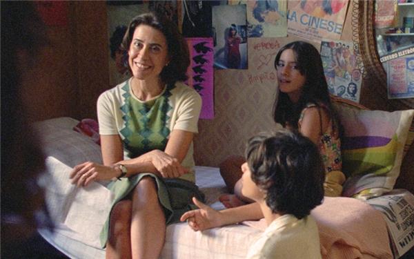 „Für immer hier“ thematisiert das Leben in Rio de Janeiro in den 1970er Jahren. GB-Foto: Alile Onawale, VideoFilms, DCM