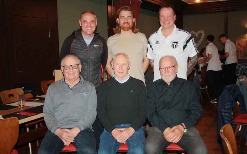 Für langjährige Mitgliedschaft wurden beim FC Gärtringen mit (obere Reihe von links) Rainer Amann, Marc Schultz, Ralf Bittner, (vorne von links) Lothar Wolf, Günter Wollmann und Fritz Glaser sechs Mitglieder ausgezeichnet. GB-Foto: gb