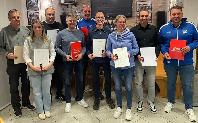 Für langjährige ehrenamtliche Arbeit wurden Thomas Mikolaizak (von links), Franziska Brauns, Ivan Kolak, Timo Supper, Pascal Dillenseger, Hagen Zelßmann, Stefanie Vollmer, Volker Zimmermann und Frank Hörrmann ausgezeichnet. GB-Fotos: gb