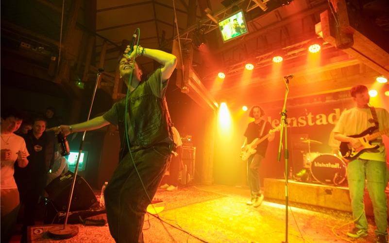 Fulminanter Auftritt auf der Jugendhausbühne: Die Band „Kleinstadt“ stellt ihr erstes Album vor.GB-Foto: Vecsey