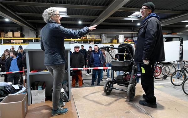 Fundsachenversteigerungen bei den Technischen Diensten: Heidi Diether gibt die Auktionatorin.GB-Foto: Holom