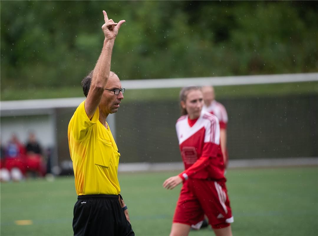 Fußball Frauen Nufringen gegen Aldingen 8 / 2020 Foto: Schmidt  Schiri Konrad Bu...