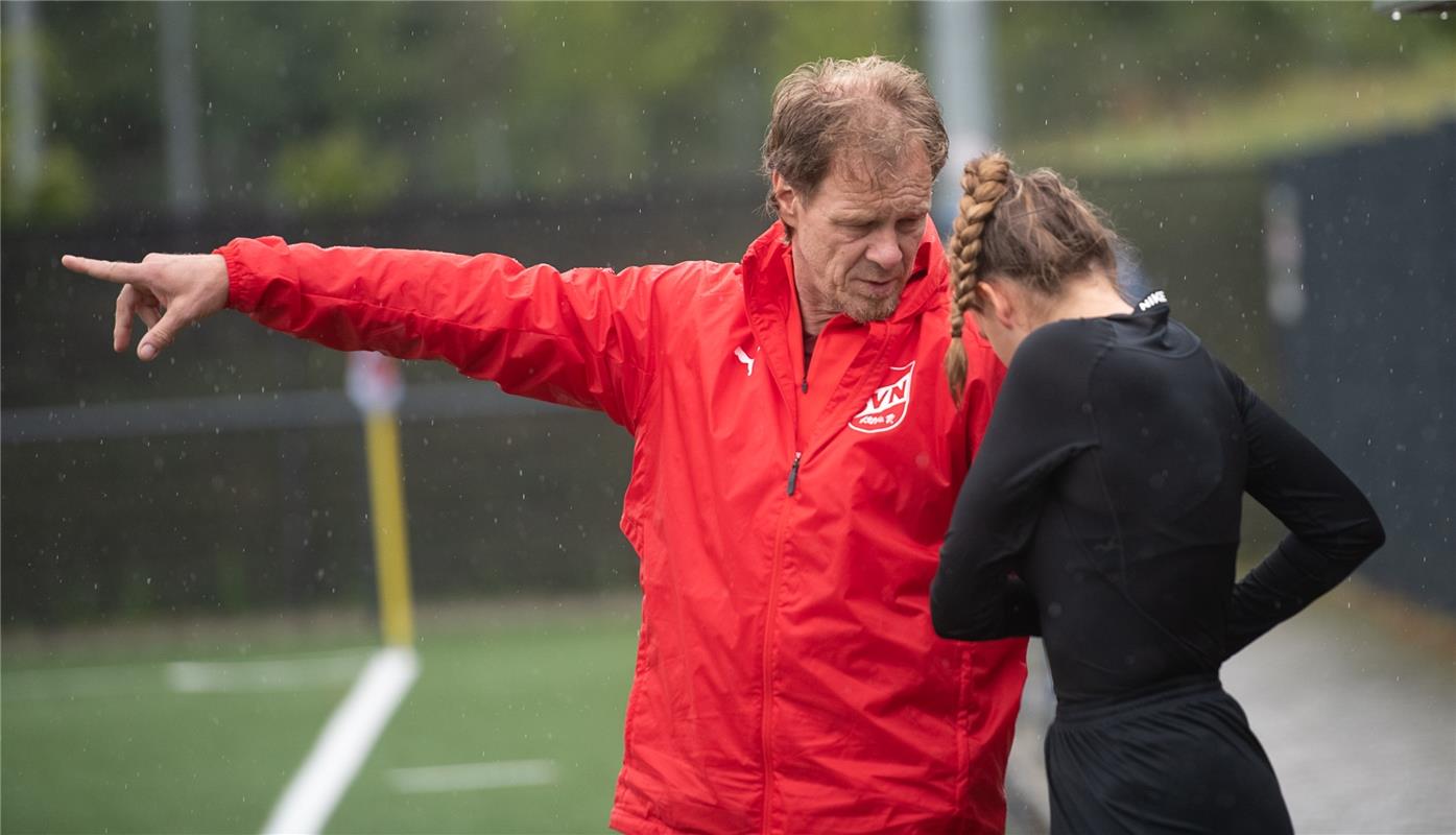 Fußball Frauen Nufringen gegen Aldingen 8 / 2020 Foto: Schmidt  Trainer Jürgen D...