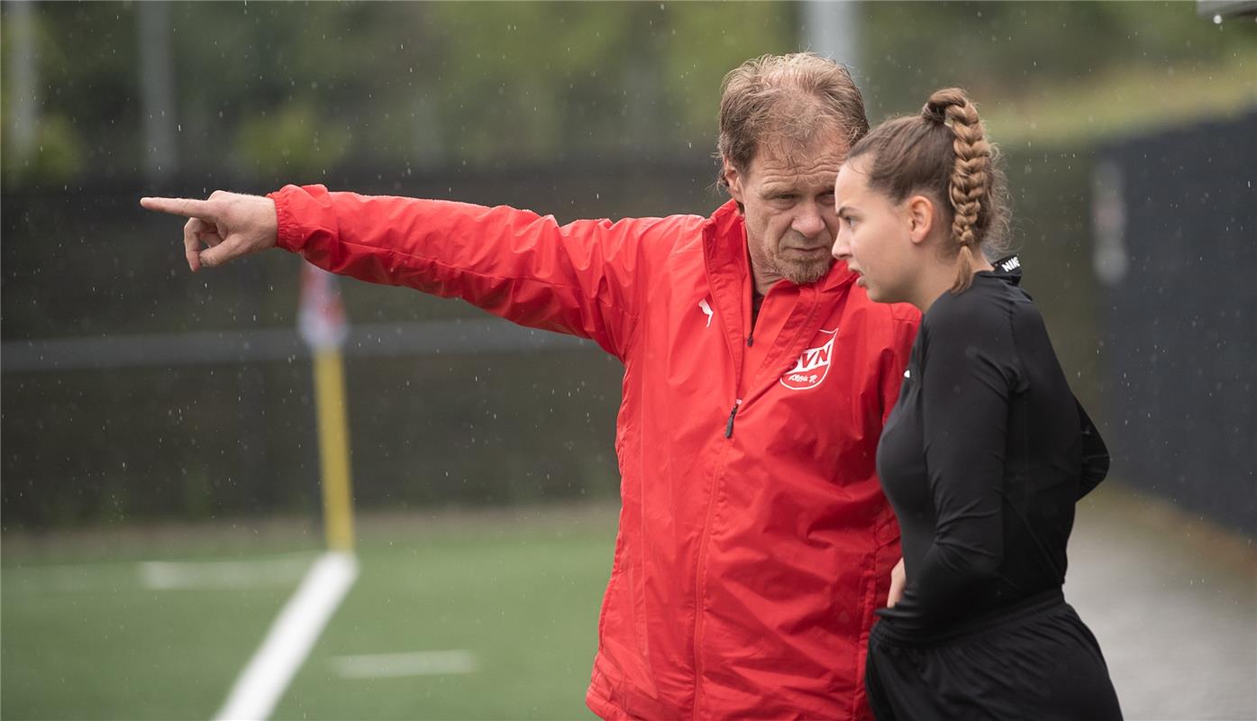 Fußball Frauen Nufringen gegen Aldingen 8 / 2020 Foto: Schmidt  Trainer Jürgen D...