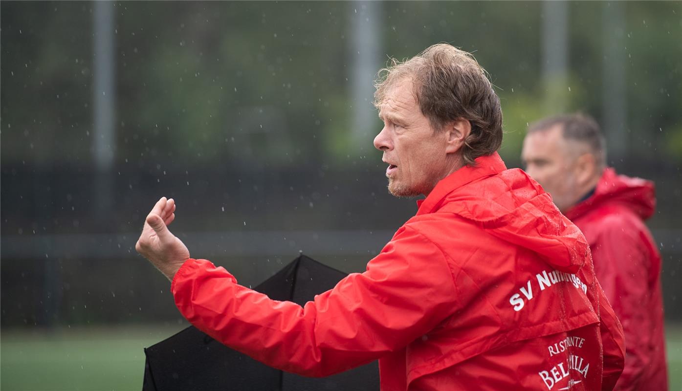 Fußball Frauen Nufringen gegen Aldingen 8 / 2020 Foto: Schmidt  Trainer Jürgen D...