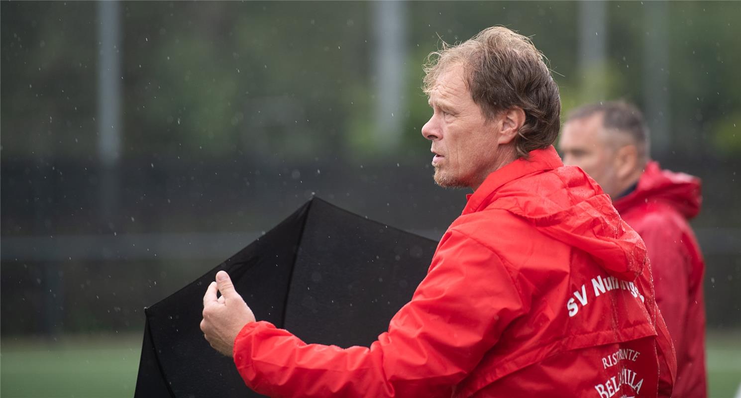 Fußball Frauen Nufringen gegen Aldingen 8 / 2020 Foto: Schmidt  Trainer Jürgen D...