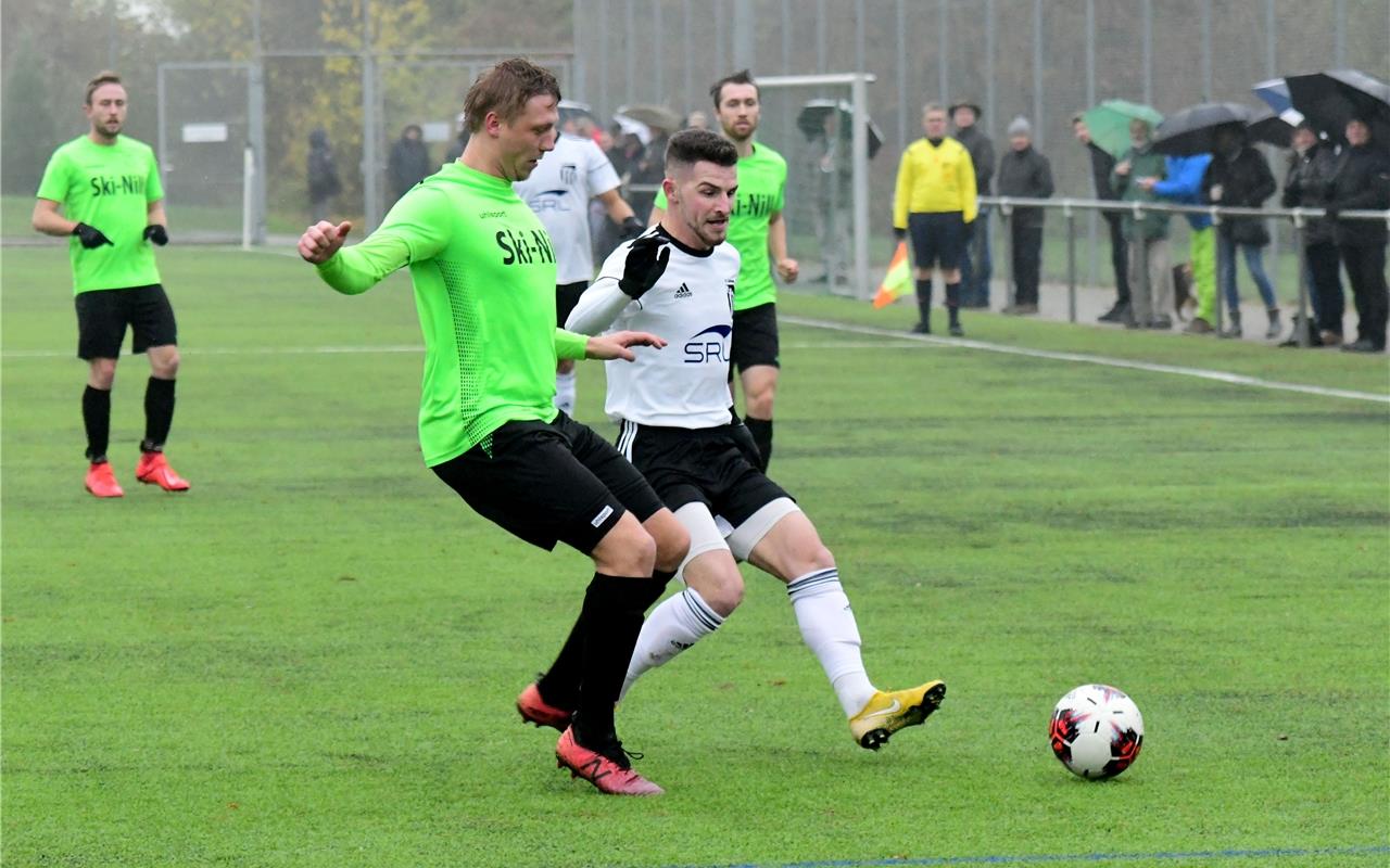 Fußball Landesliga FC Gärtringen - SV Nehren / am Ball: der FCG-Spieler Nr. 17, ...