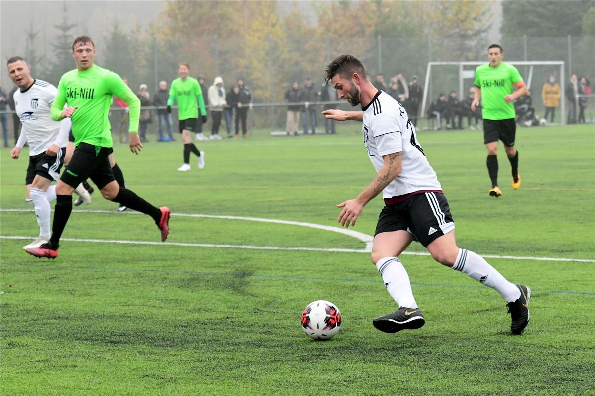 Fußball Landesliga FC Gärtringen - SV Nehren / am Ball: der FCG-Spieler Nr. 20, ...