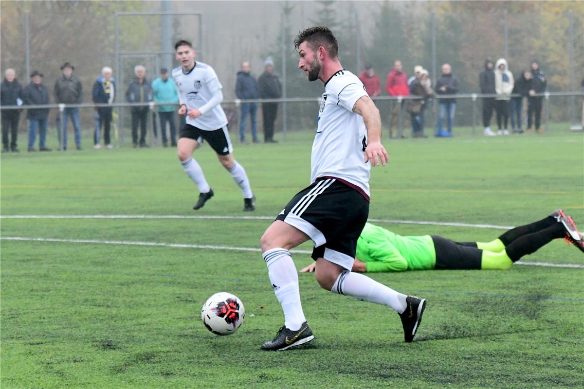 Fußball Landesliga FC Gärtringen - SV Nehren / am Ball: der FCG-Spieler Nr. 20, ...