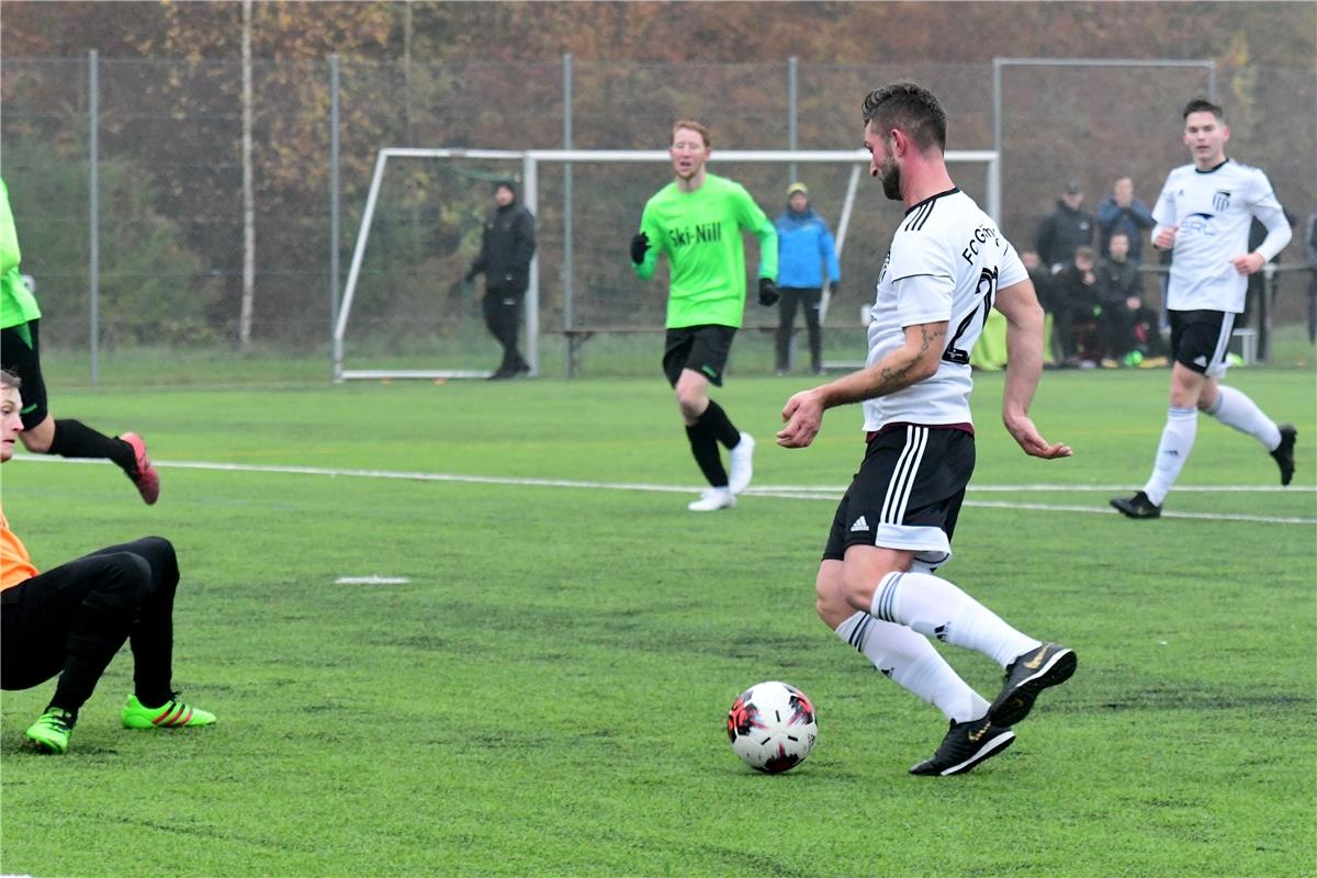 Fußball Landesliga FC Gärtringen - SV Nehren / am Ball: der FCG-Spieler Nr. 20, ...