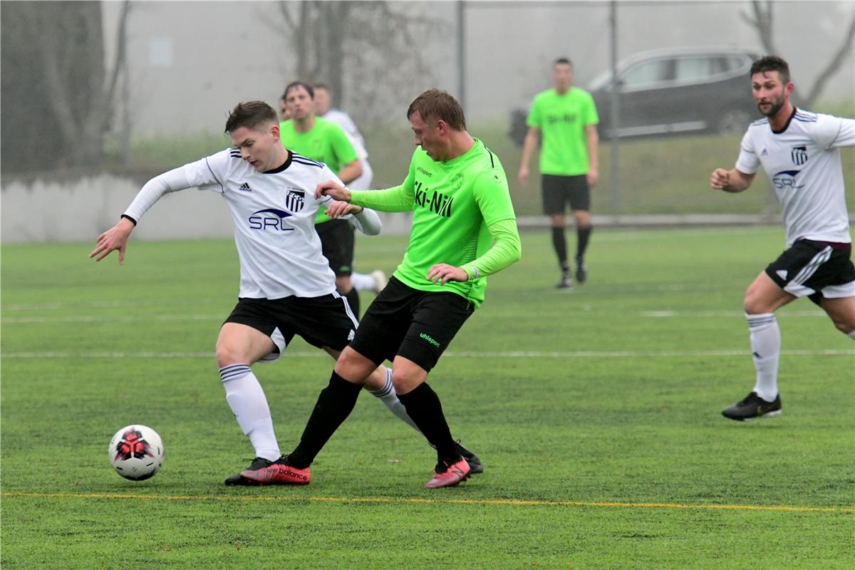 Fußball Landesliga FC Gärtringen - SV Nehren / am Ball: der FCG-Spieler Nr. 23, ...