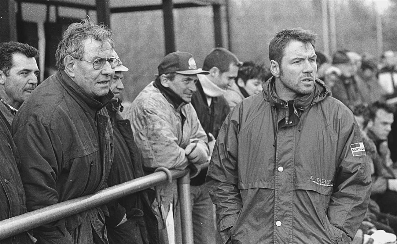 Fußball TSV Hildrizhausen  Trainer Uwe Schreml, Vosrtand Helmut Hörmann 3.00 Bäu...