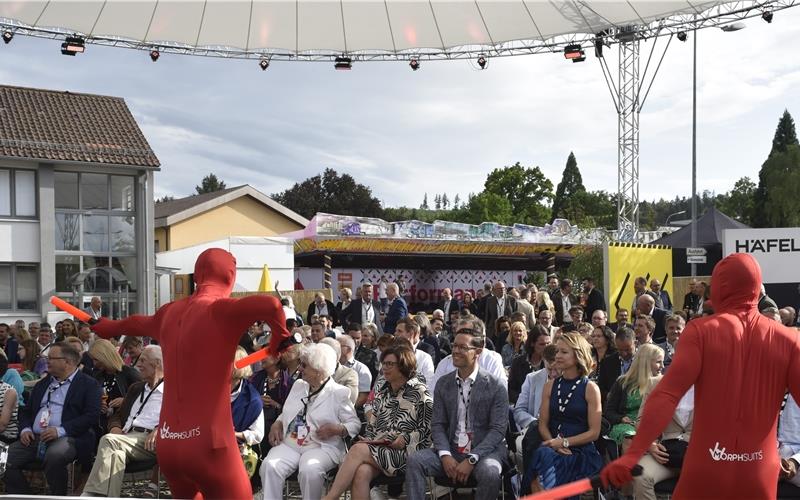 Futuristisch anmutende Tänzer zeigten zum Auftakt der Feierlichkeiten die Richtung an: Beim Jubiläumsfest zum 100-jährigen Bestehen von Häfele ging es nicht nur um die Vergangenheit, sondern auch um die Zukunft des Unternehmens. GB-Foto: Reichert