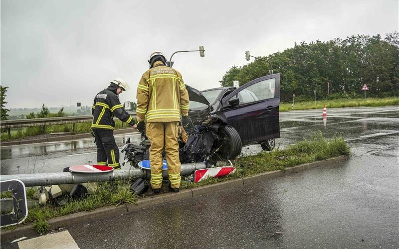 Unfall endet mit umgeworfener Ampel GB-Foto: SDGM/Dettenmeyer