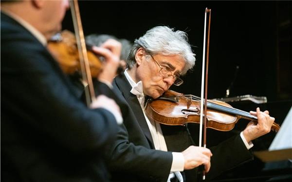 Gaben den Takt für 2026 vor: Die Saloniker aus Stuttgart in der Stadthalle bei ihrem Neujahrskonzert. GB-Foto: Schmidt